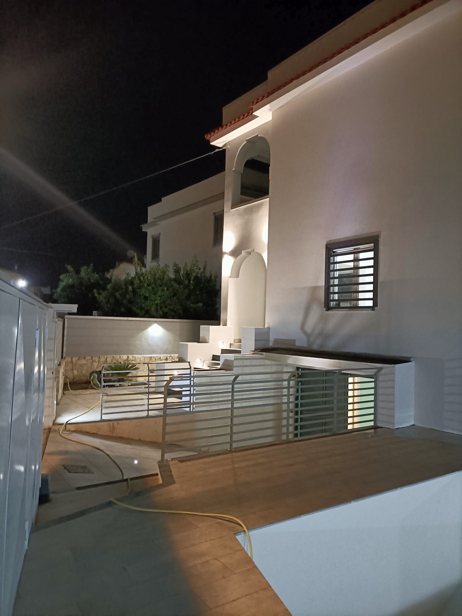 Facciata di un cantiere in notturna
