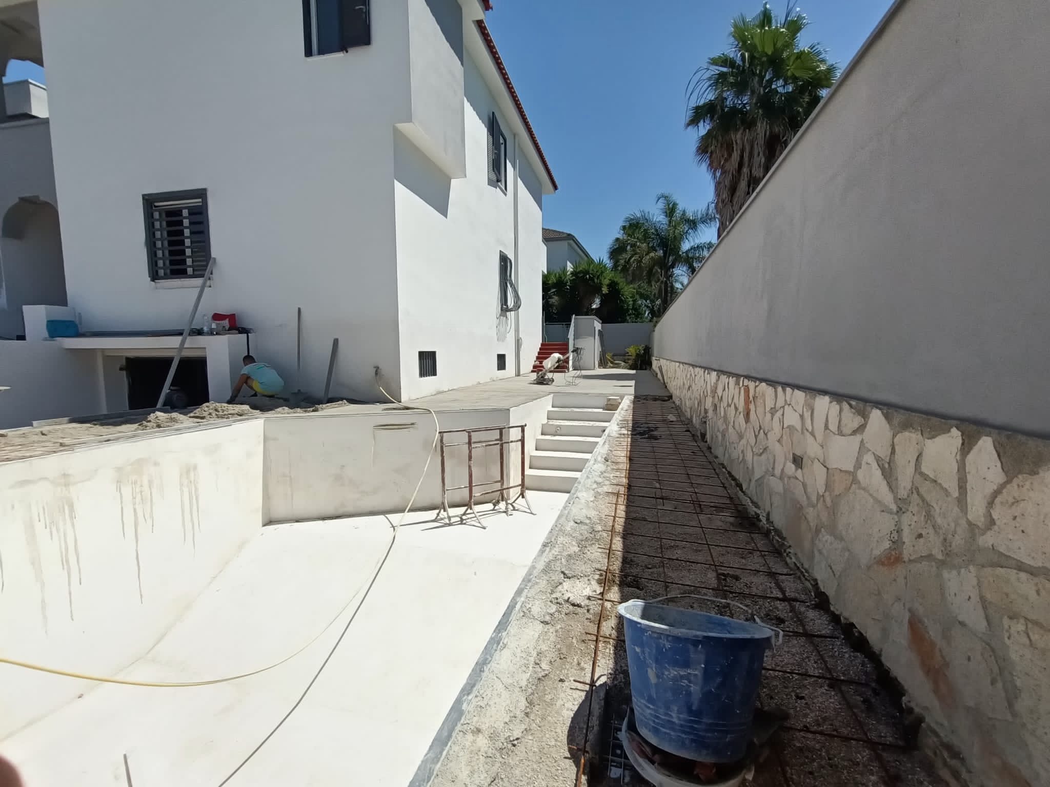 Piscina in costruzione, vista di giorno
