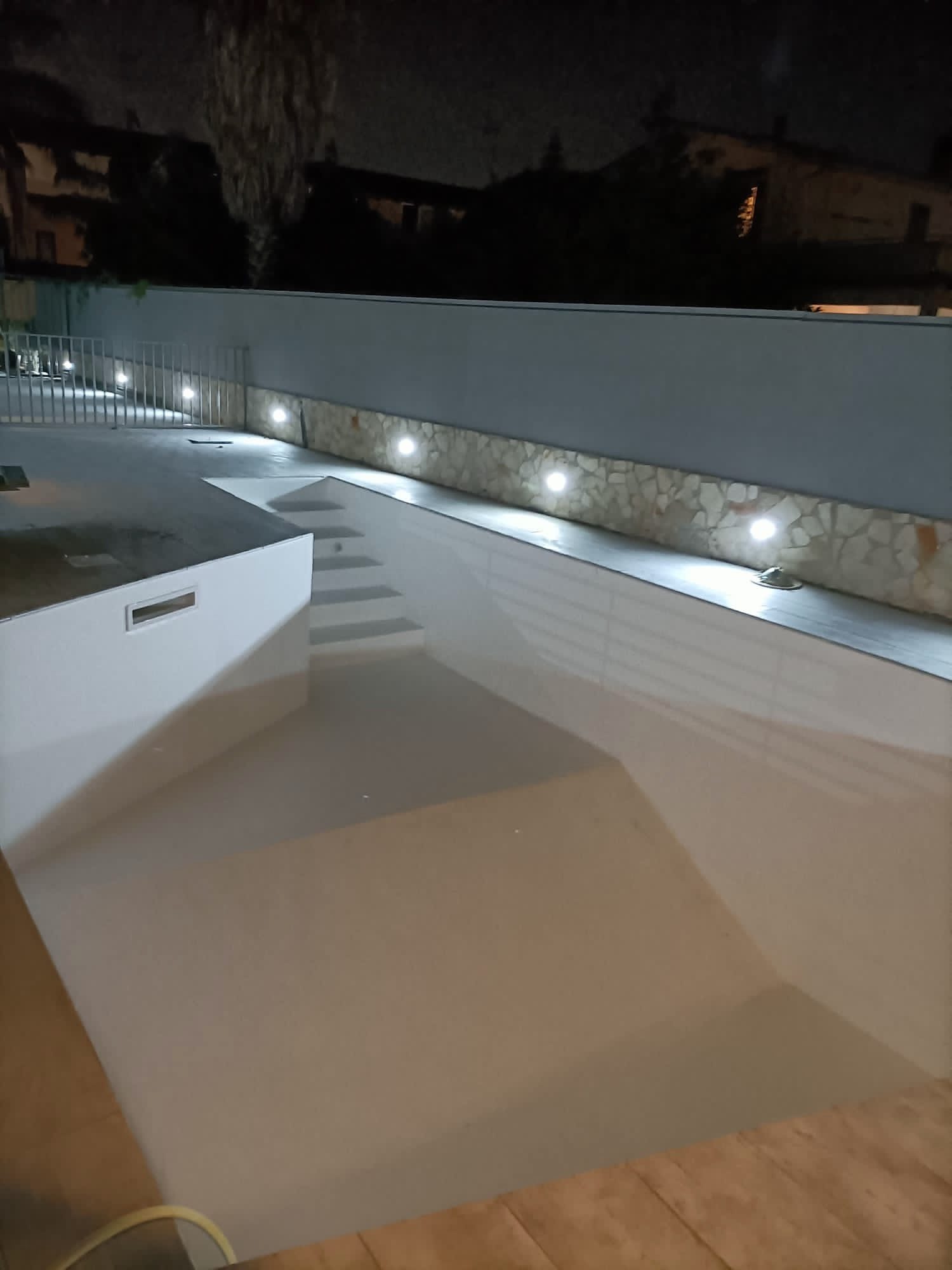 Area piscina in notturna durante il cantiere