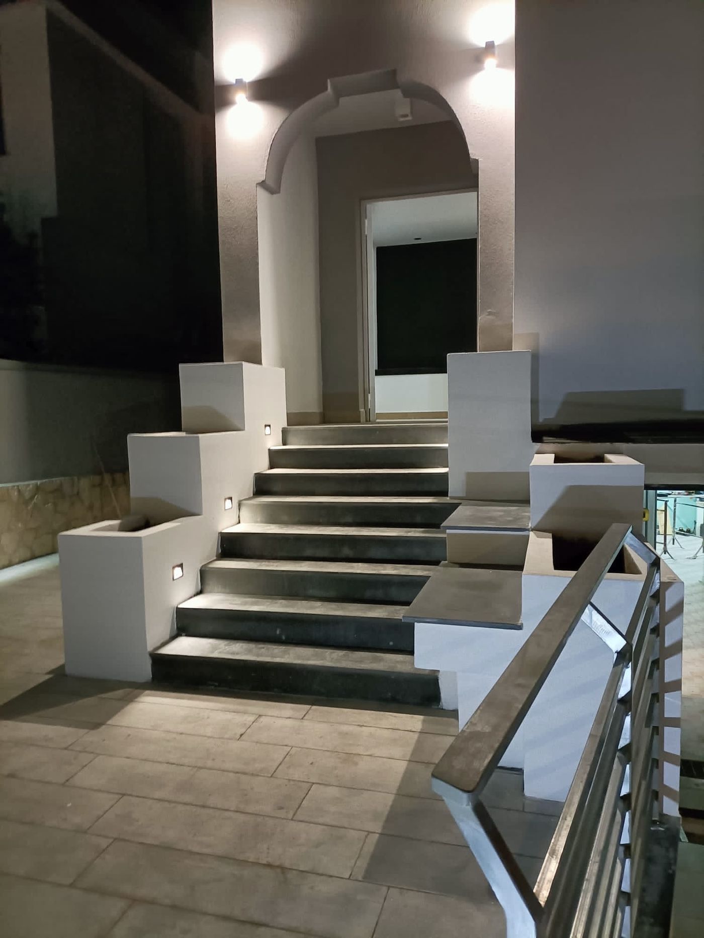 Scalinata esterna illuminata in notturna