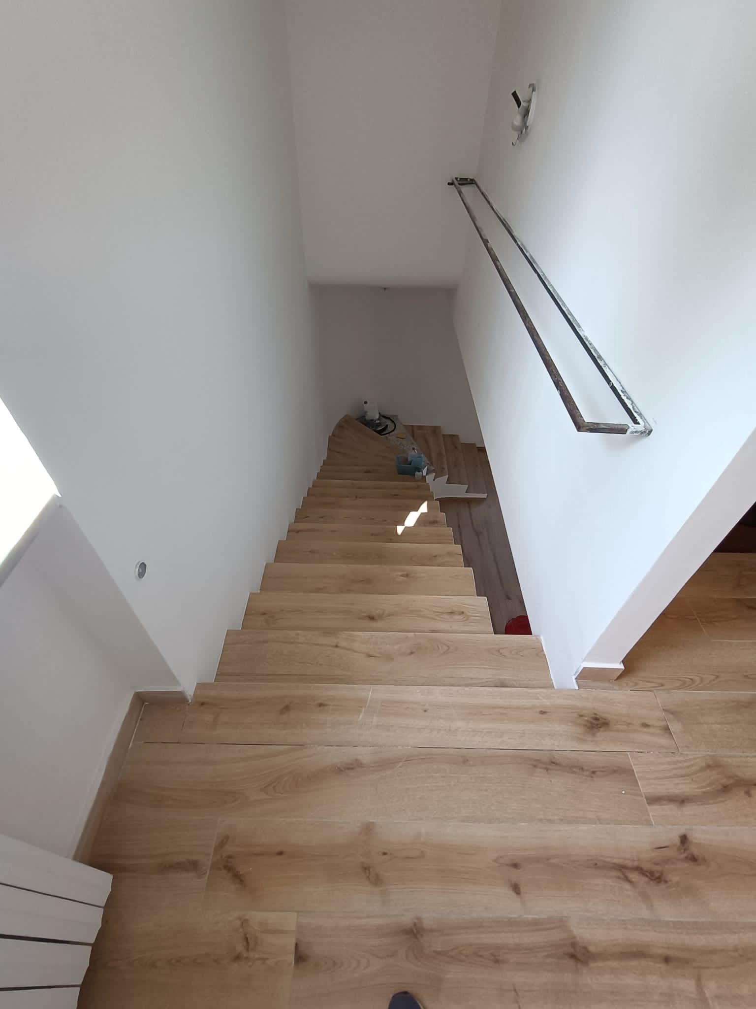 Scala in legno in fase di completamento