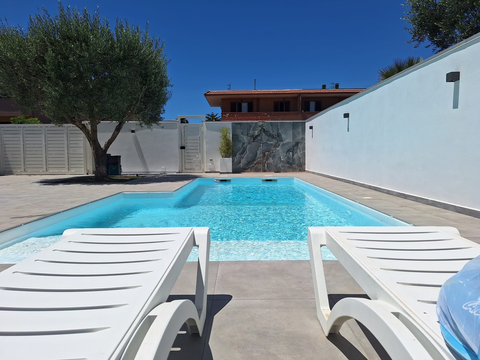 Piscina e area esterna