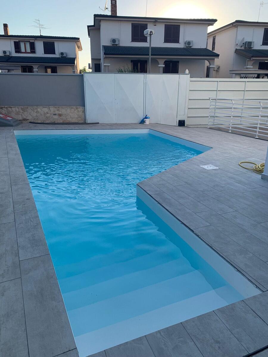 Piscina completata, acqua azzurra