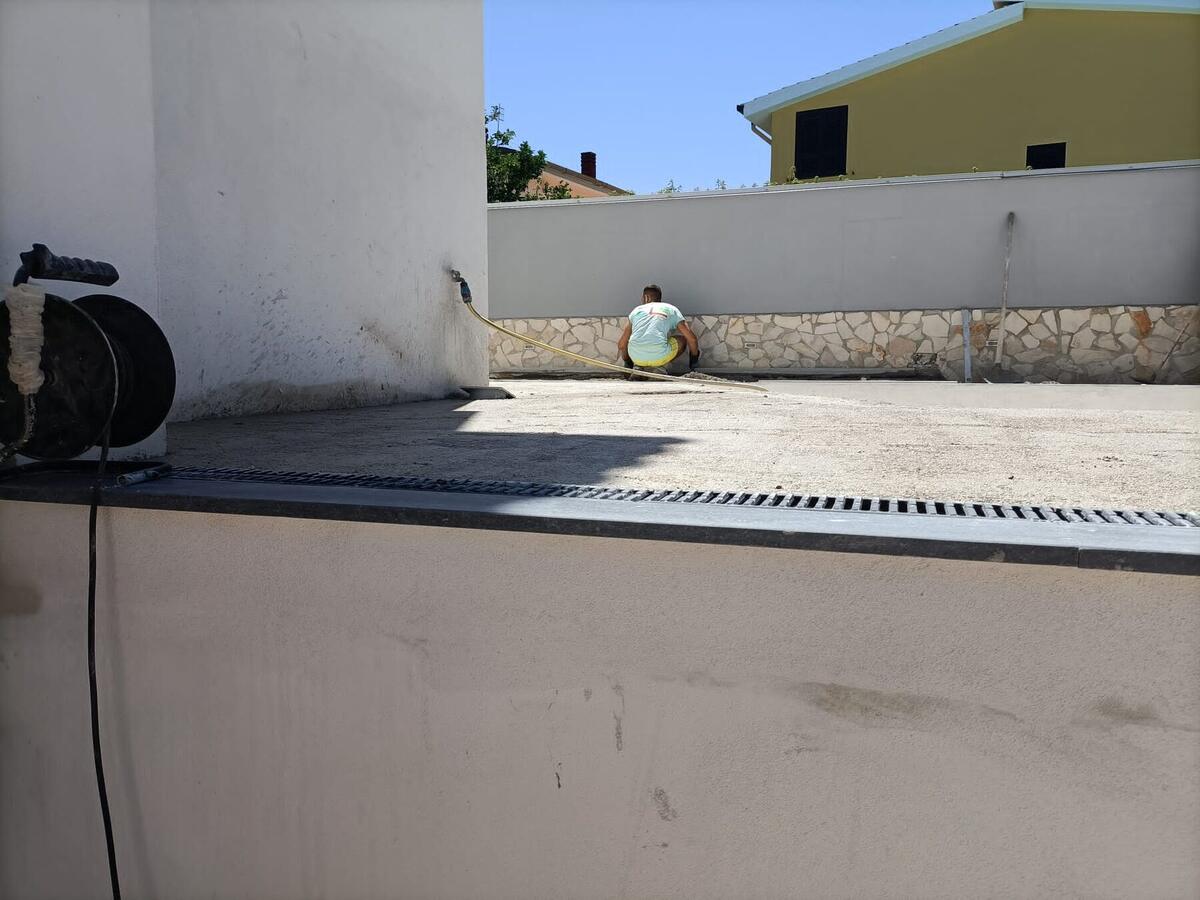 Fase di impermeabilizzazione dell'area piscina