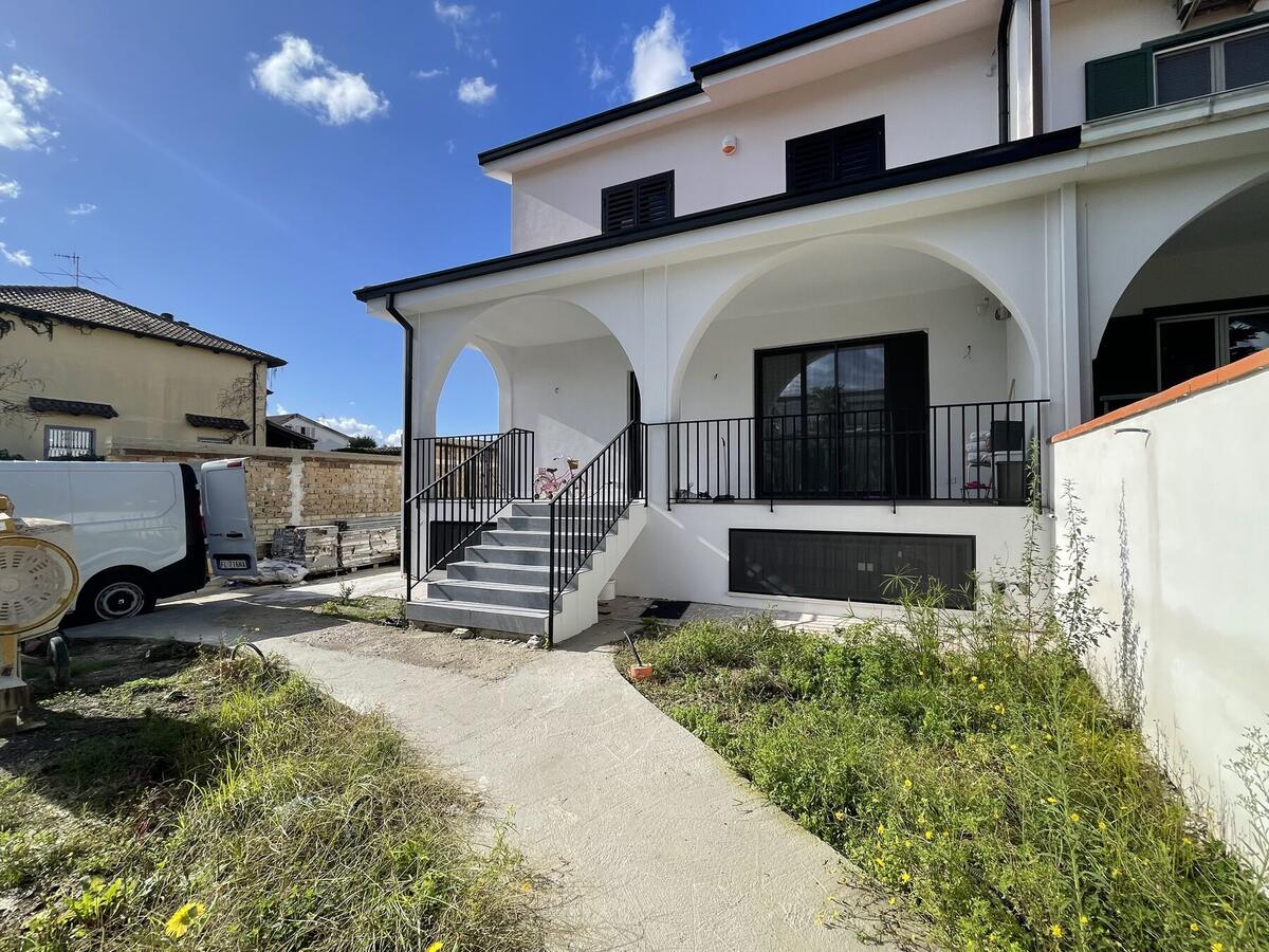 Villa con portico ad archi