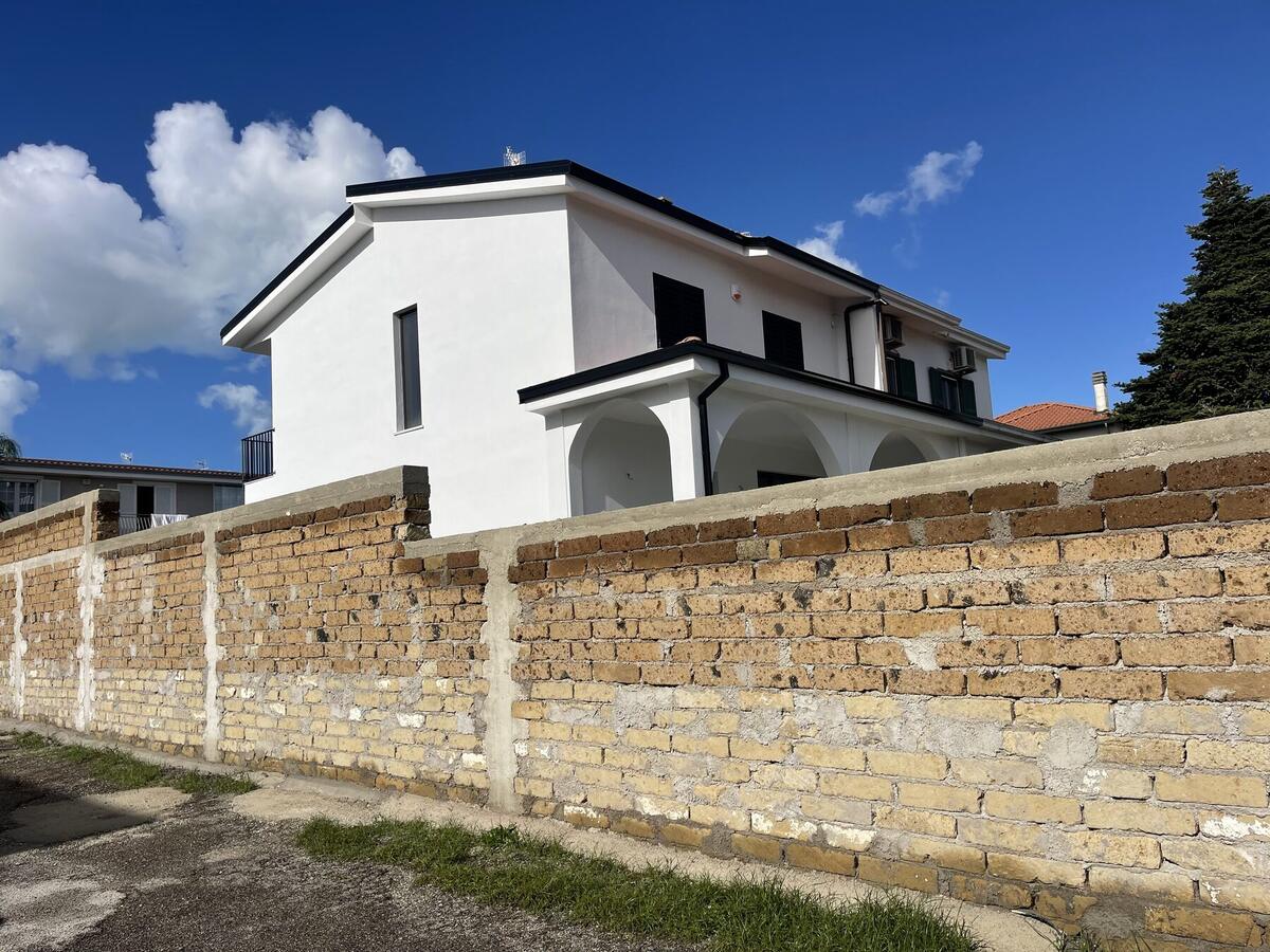 Facciata di una villa in tufo
