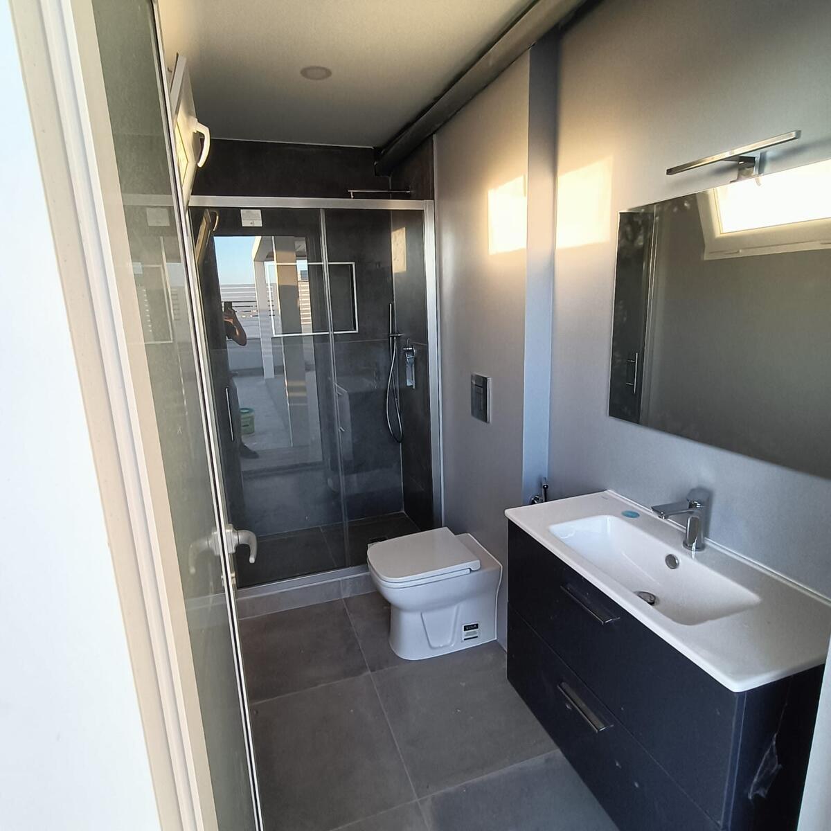 Bagno moderno con doccia