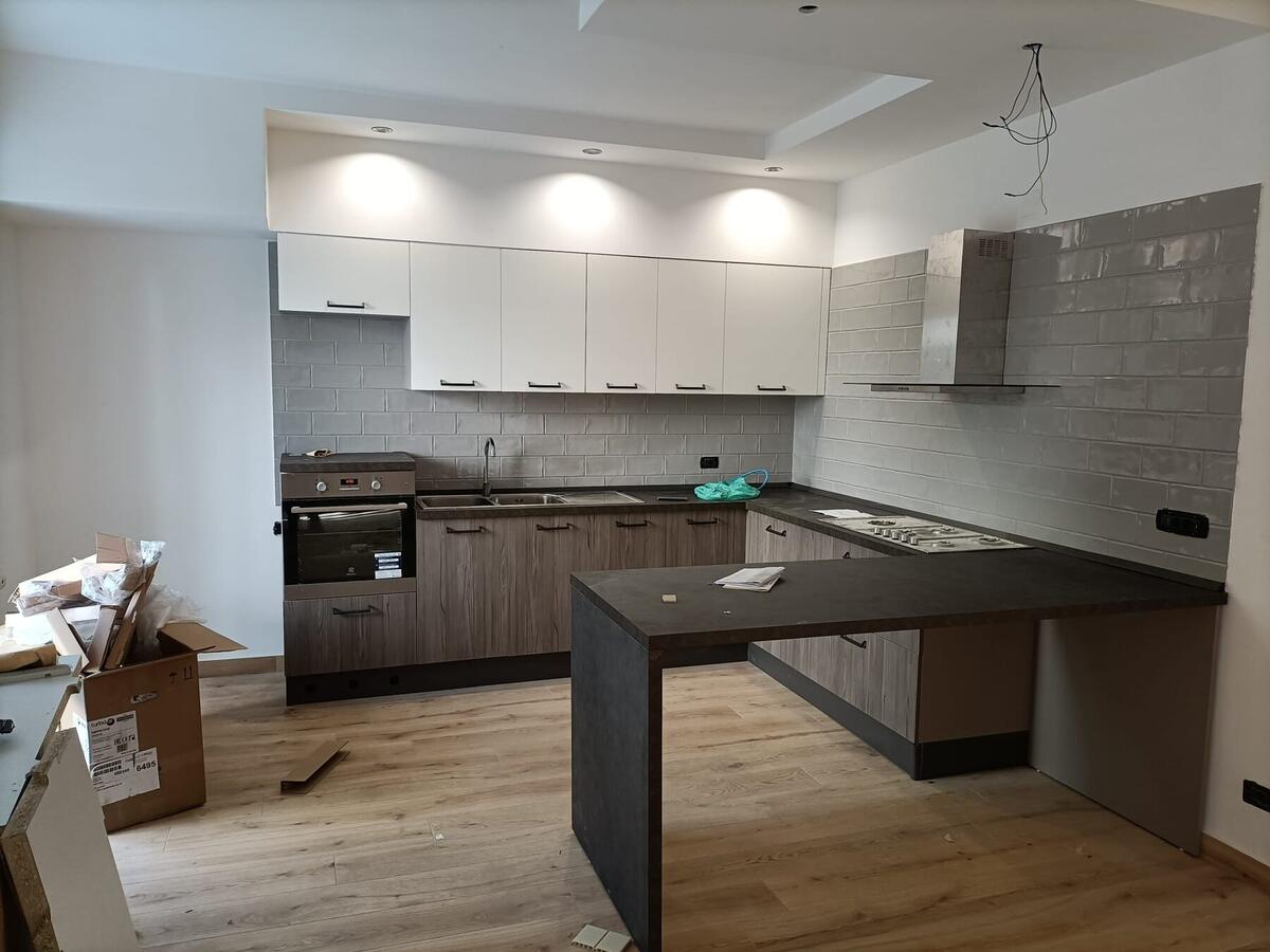 Cucina moderna con isola centrale