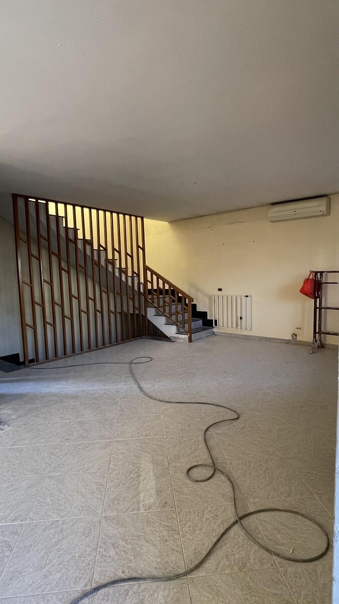 Scala in legno con boiserie a parete