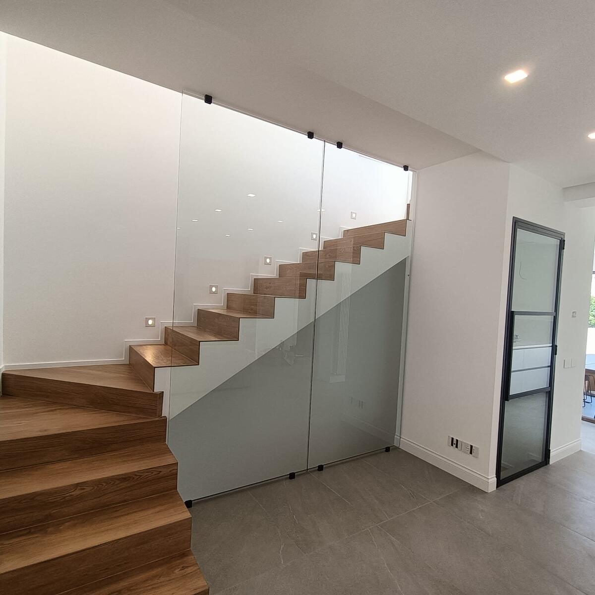 Scala interna in vetro e legno