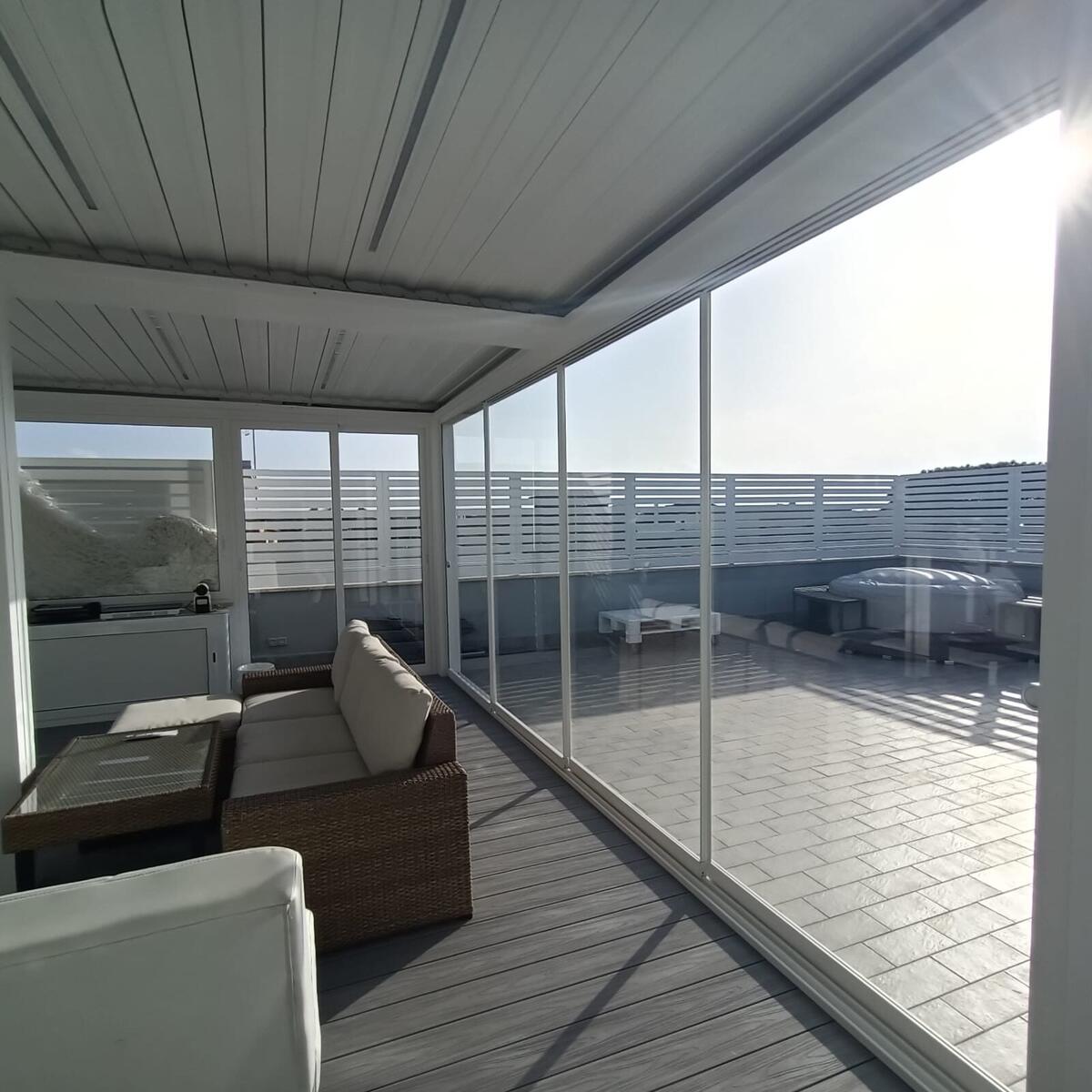 Veranda soggiorno con ampie vetrate