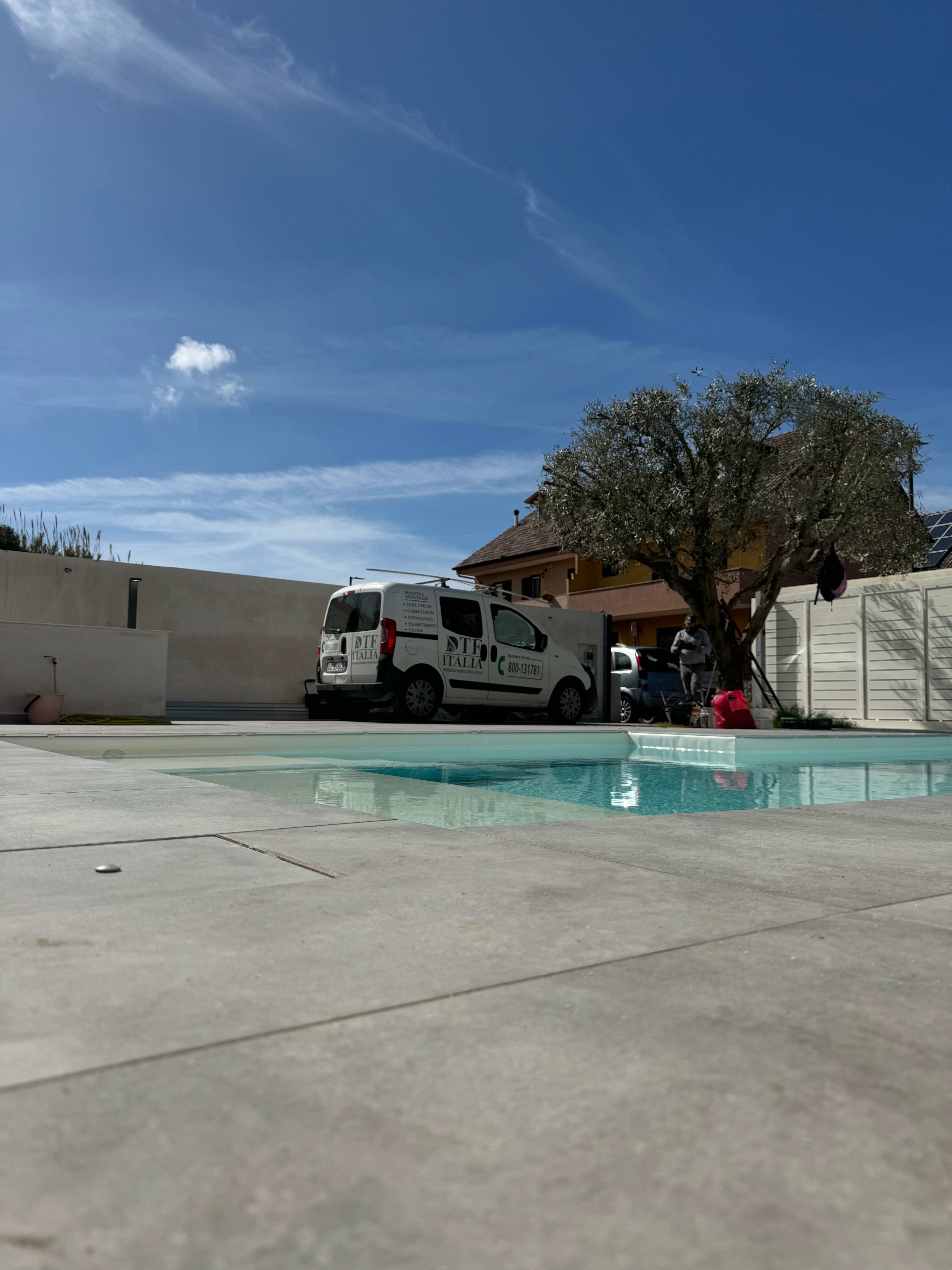Piscina completata con area esterna pavimentata