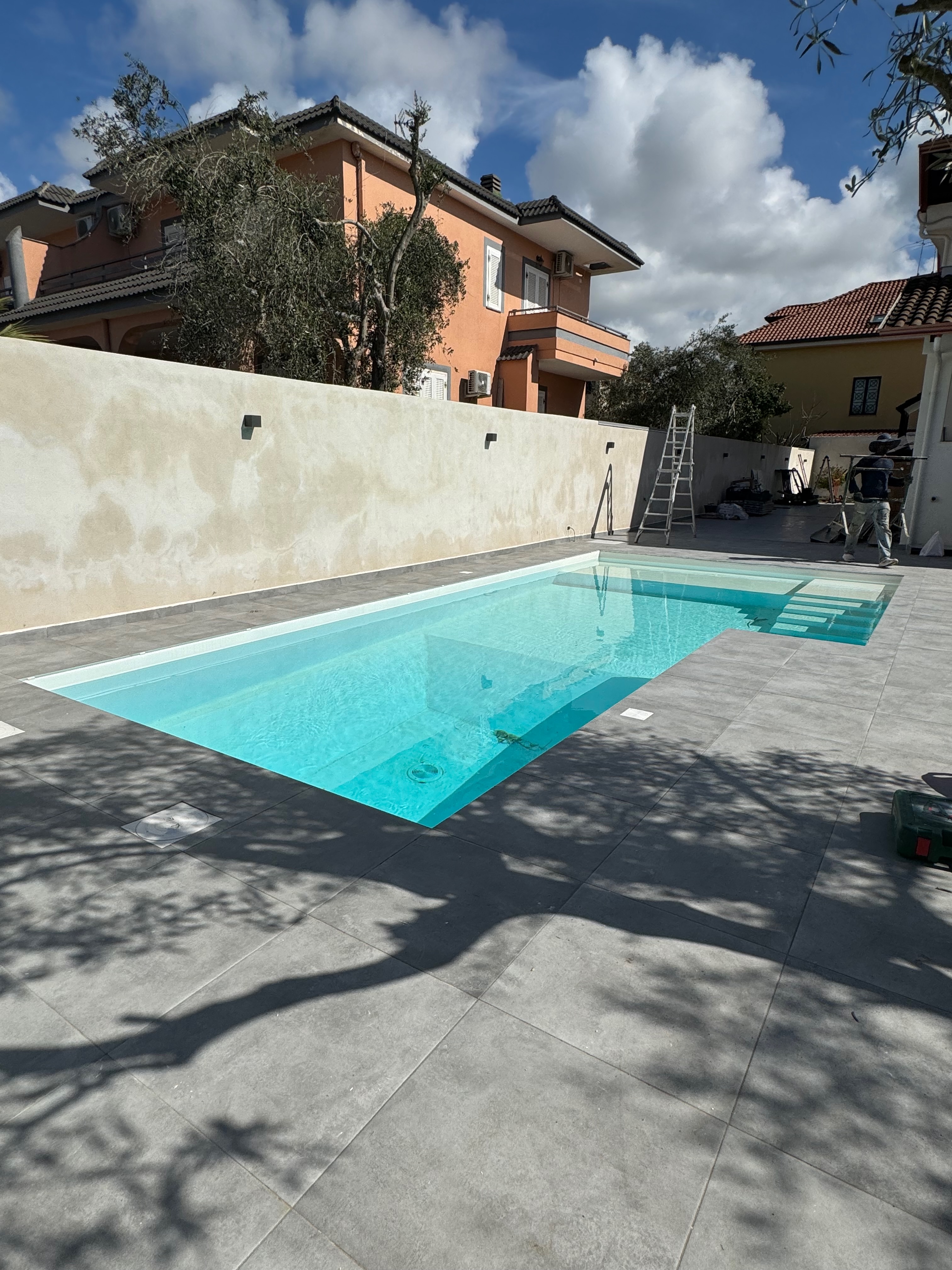 Piscina vista dalla terrazza della villa