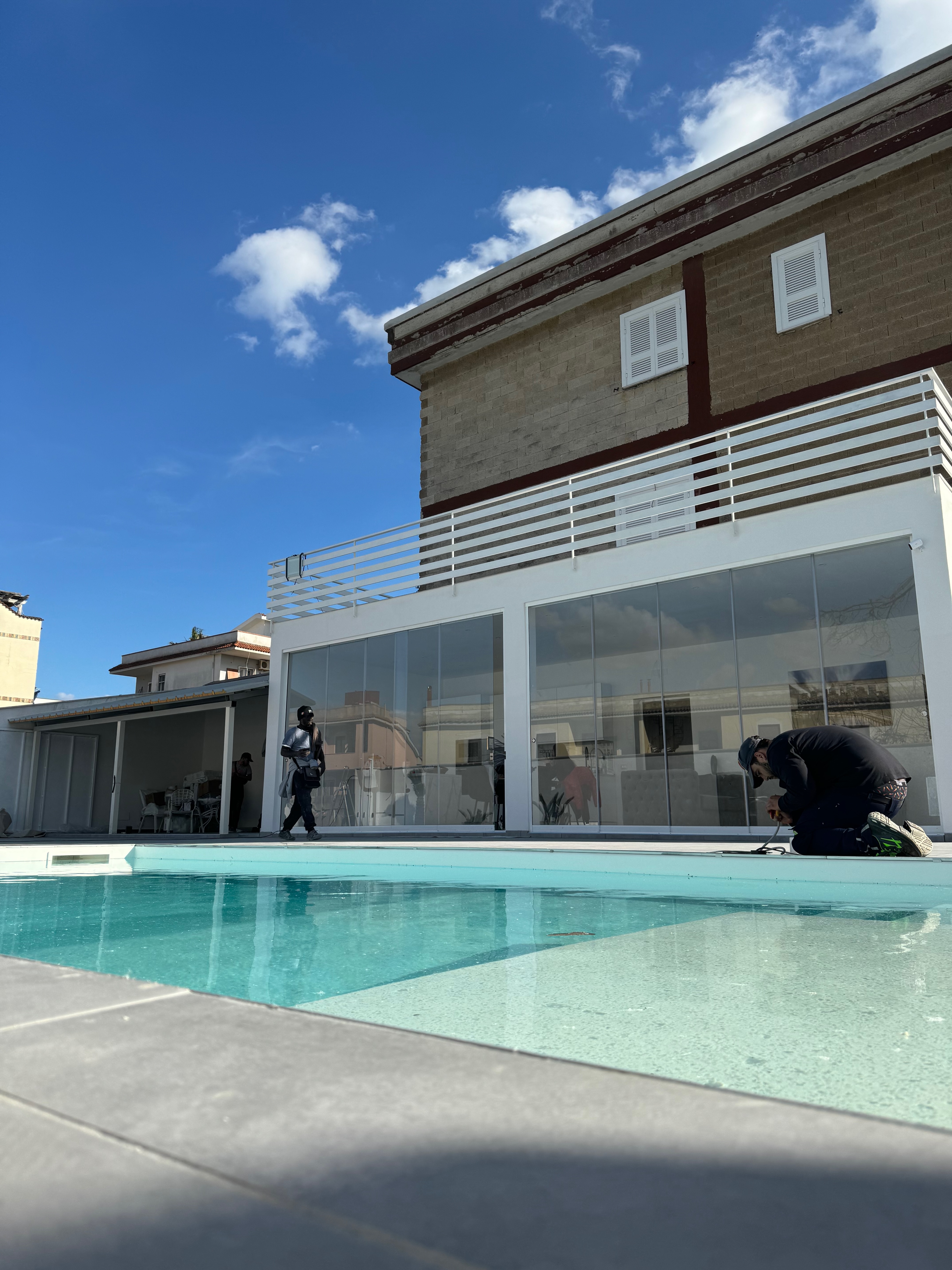 Piscina con vetrata panoramica e rifiniture in corso