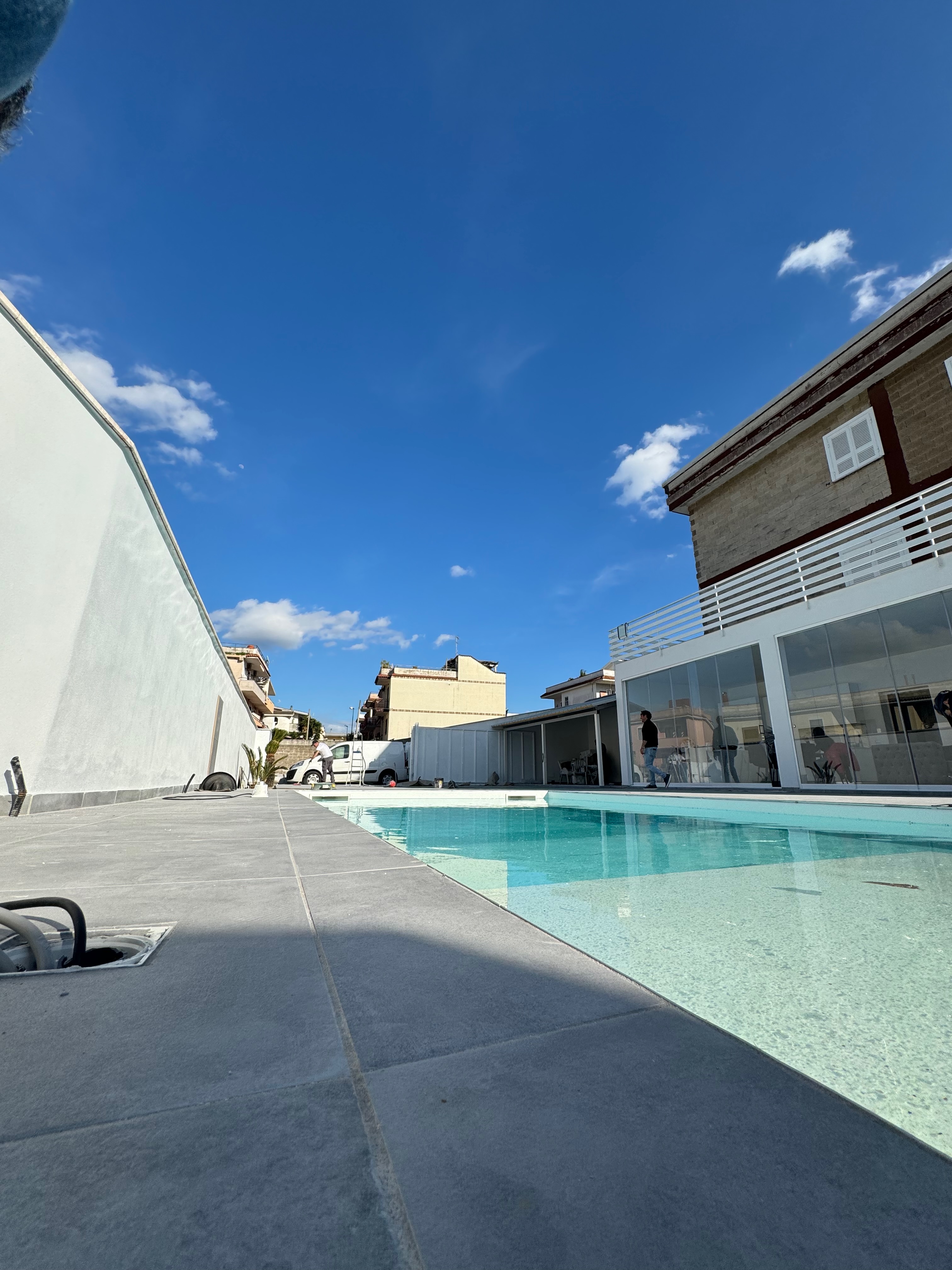 Area piscina con lavori di rifinitura in corso