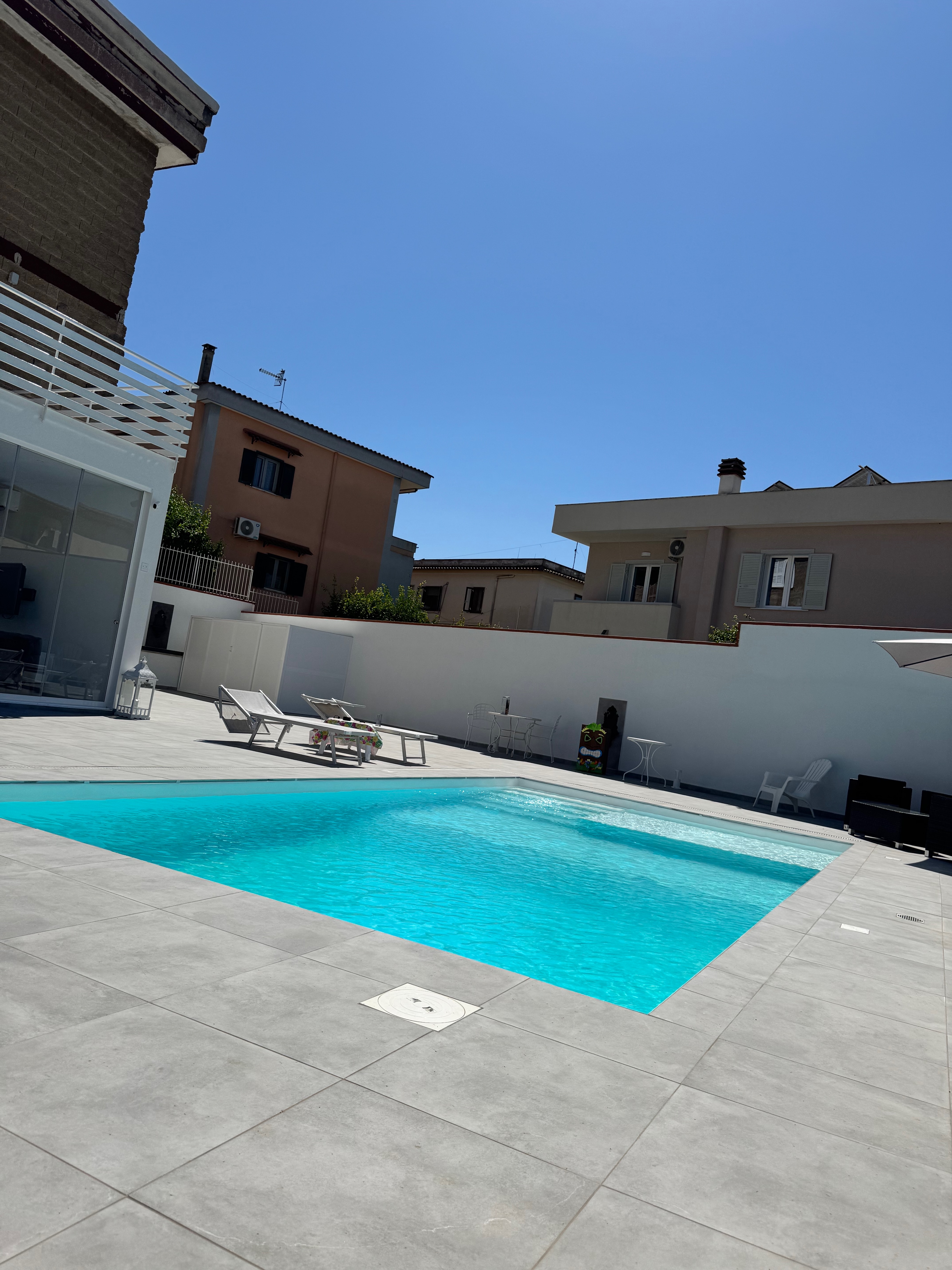 Angolo relax a bordo piscina con decorazioni
