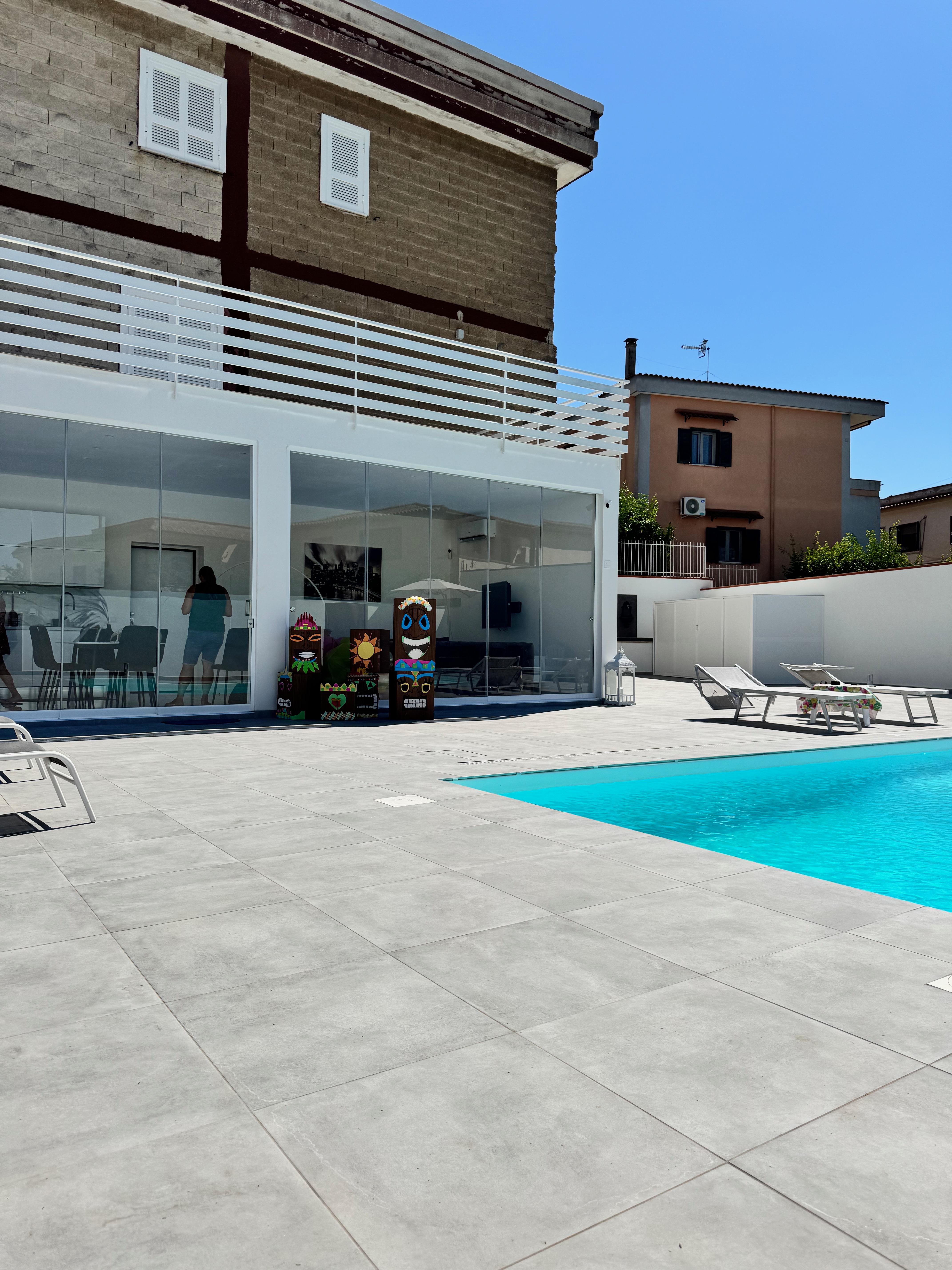 Piscina allestita a bordo per un evento in giardino