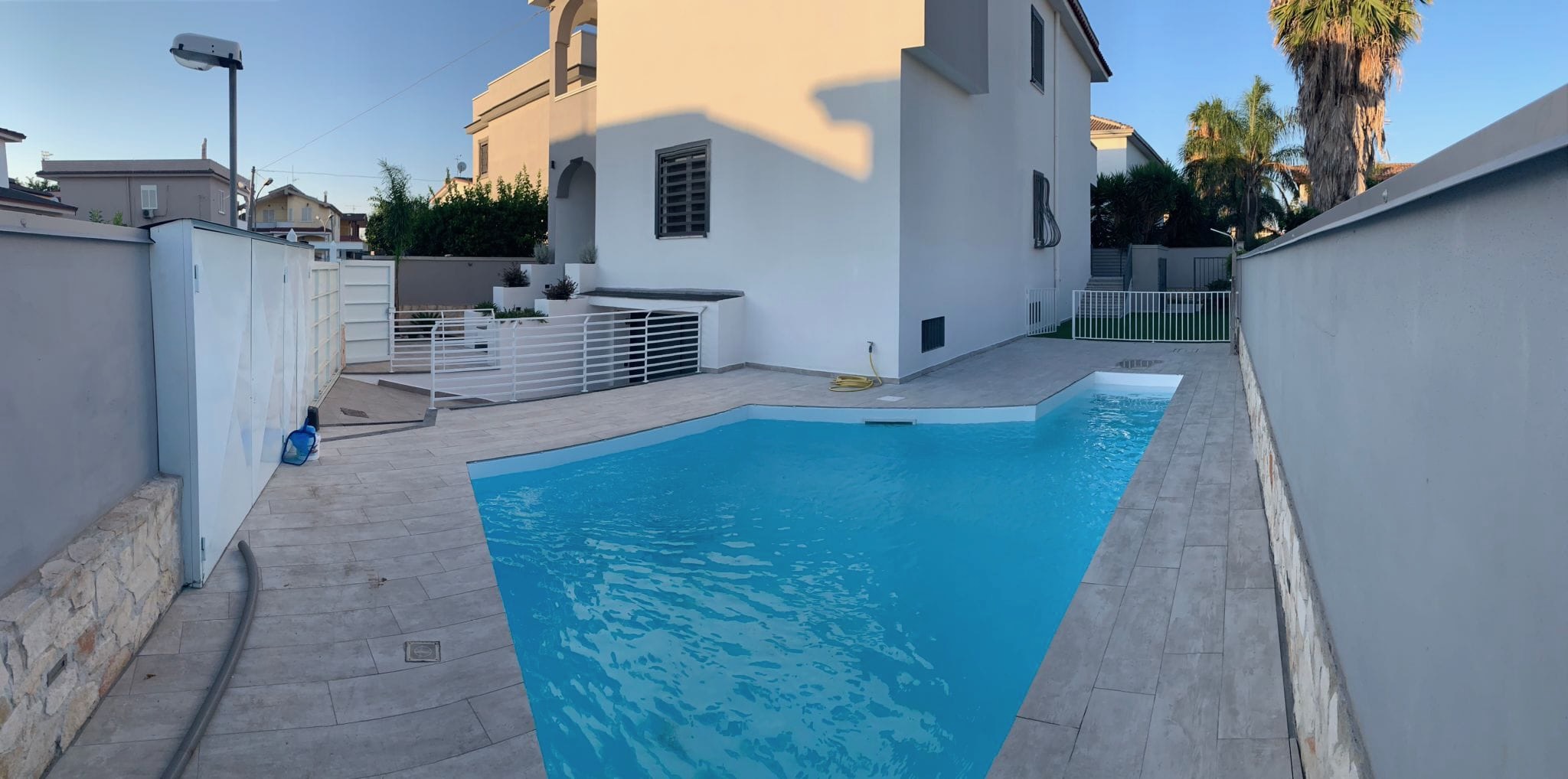 Piscina e area esterna al tramonto