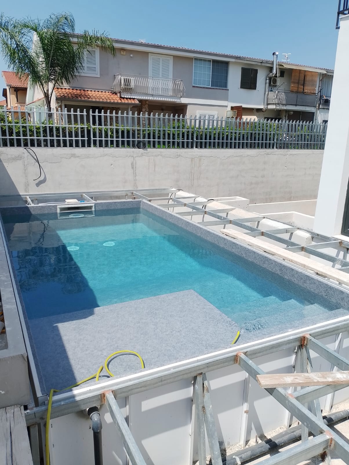Piscina in fase di realizzazione con struttura di cantiere