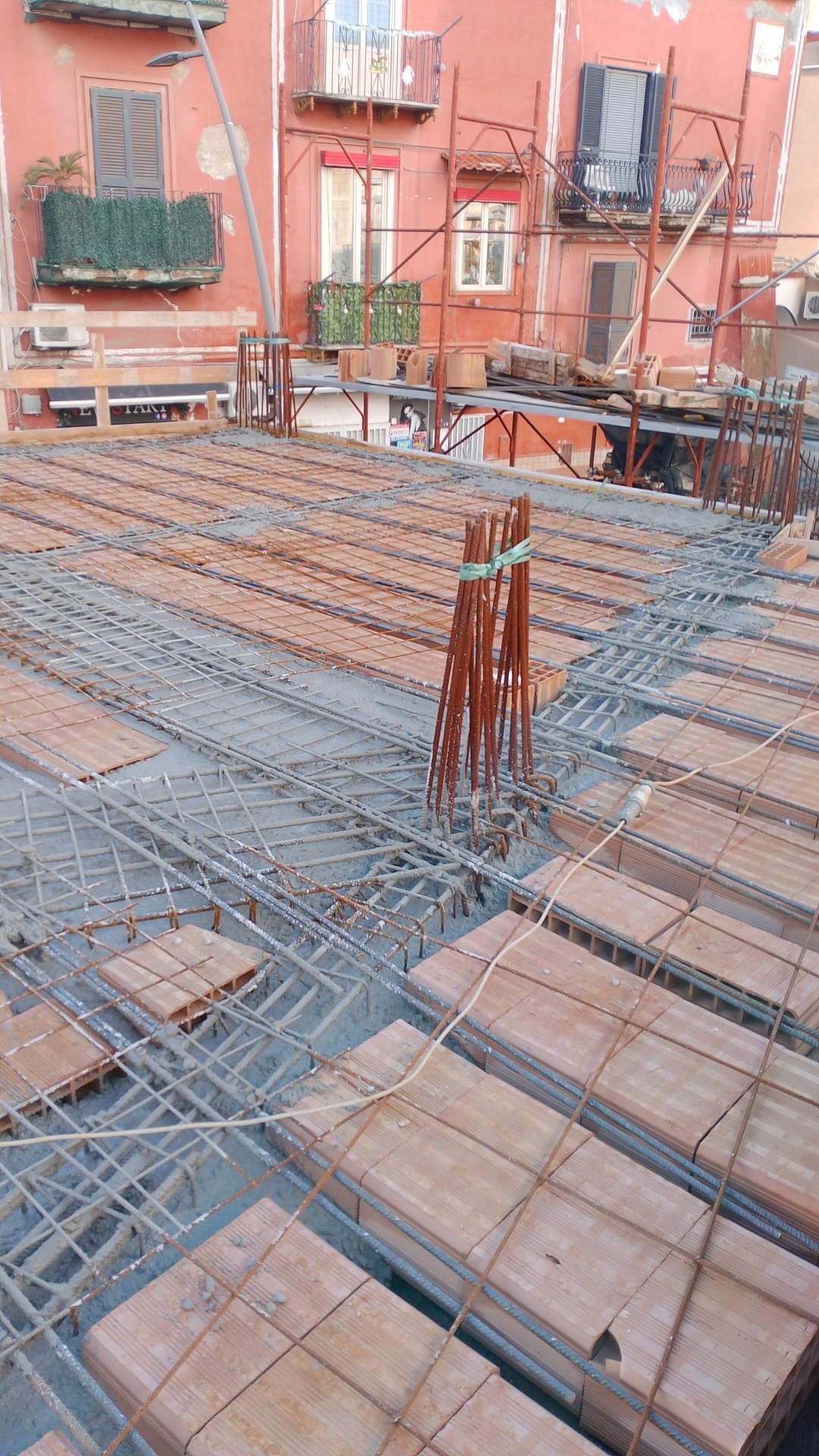 Solaio in fase di armatura, vista sugli edifici circostanti