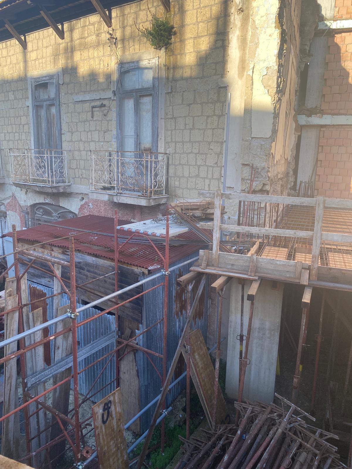Facciata dell'edificio con ponteggio durante i lavori