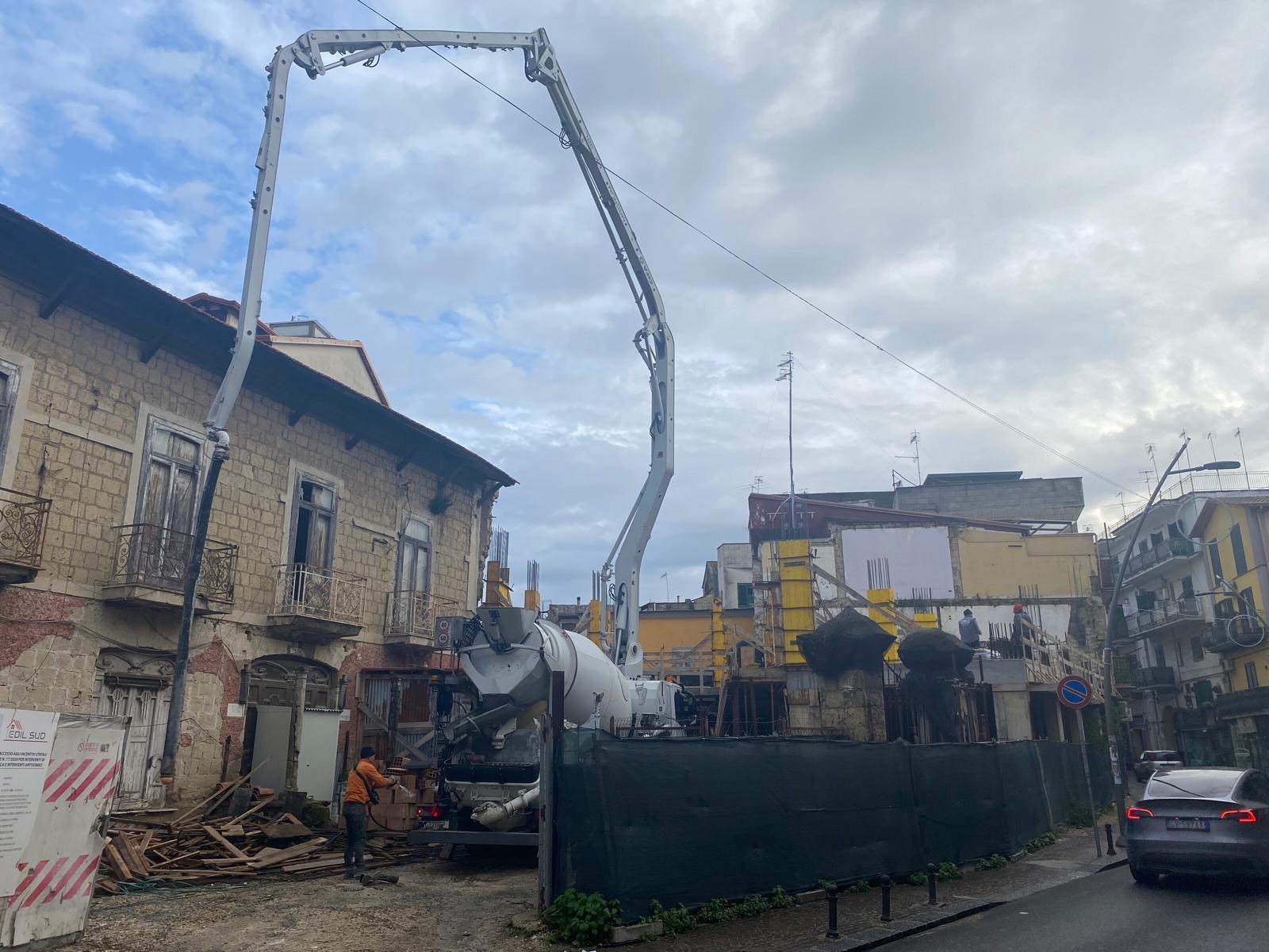 Autobetonpompa al lavoro davanti al cantiere