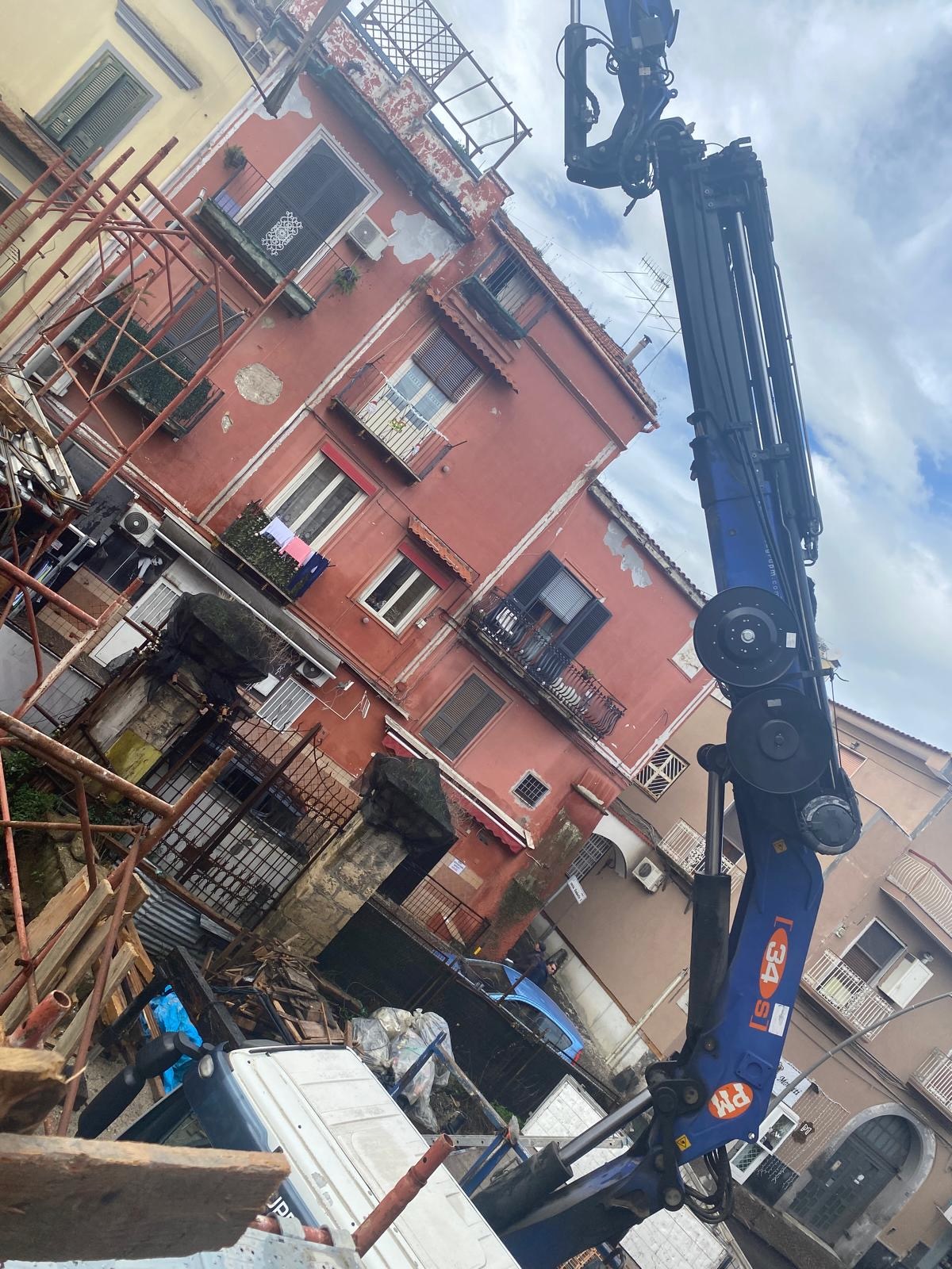 Panoramica del cantiere con pompa per calcestruzzo