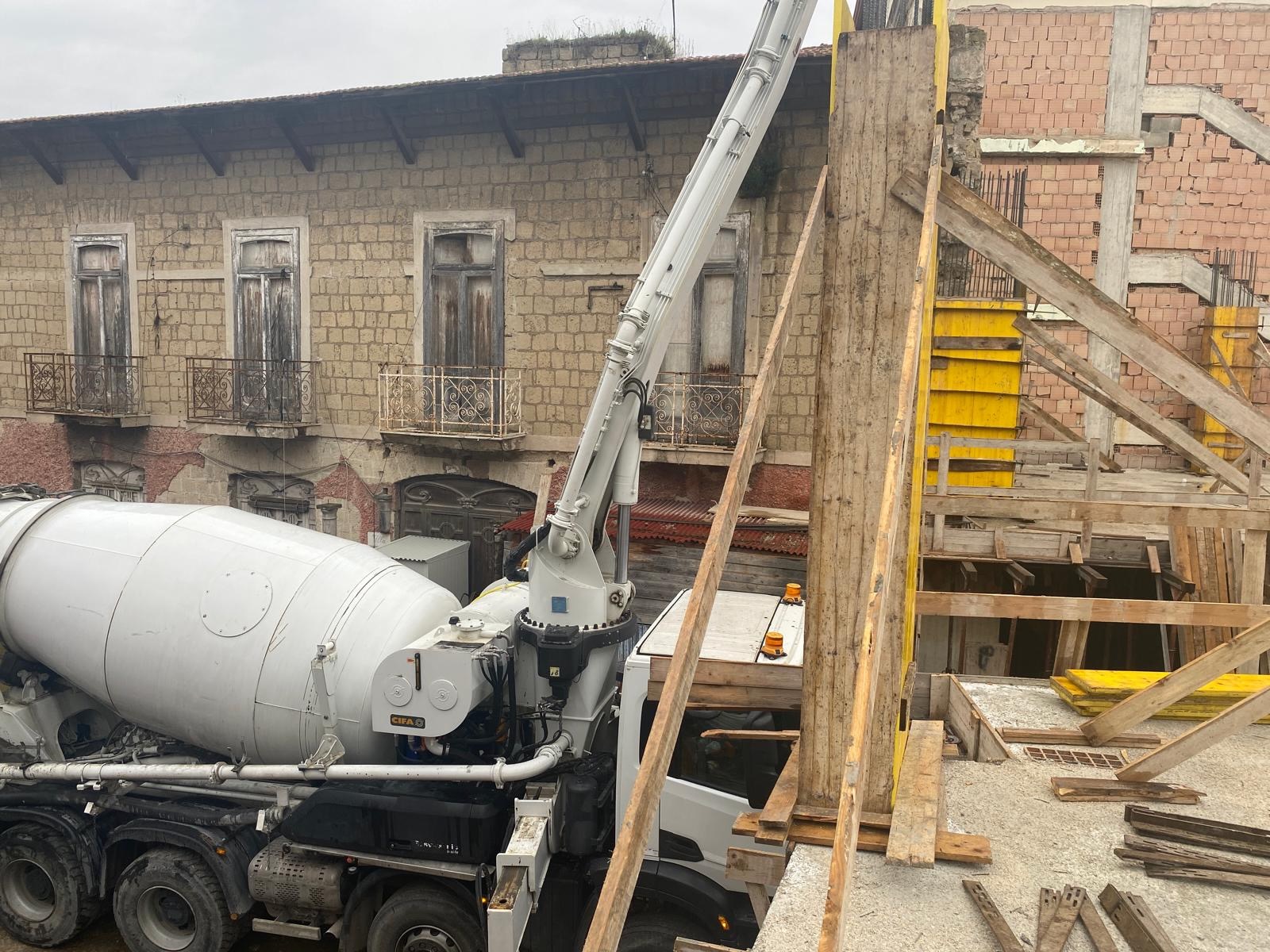 Pompa per calcestruzzo e ponteggio sul cantiere
