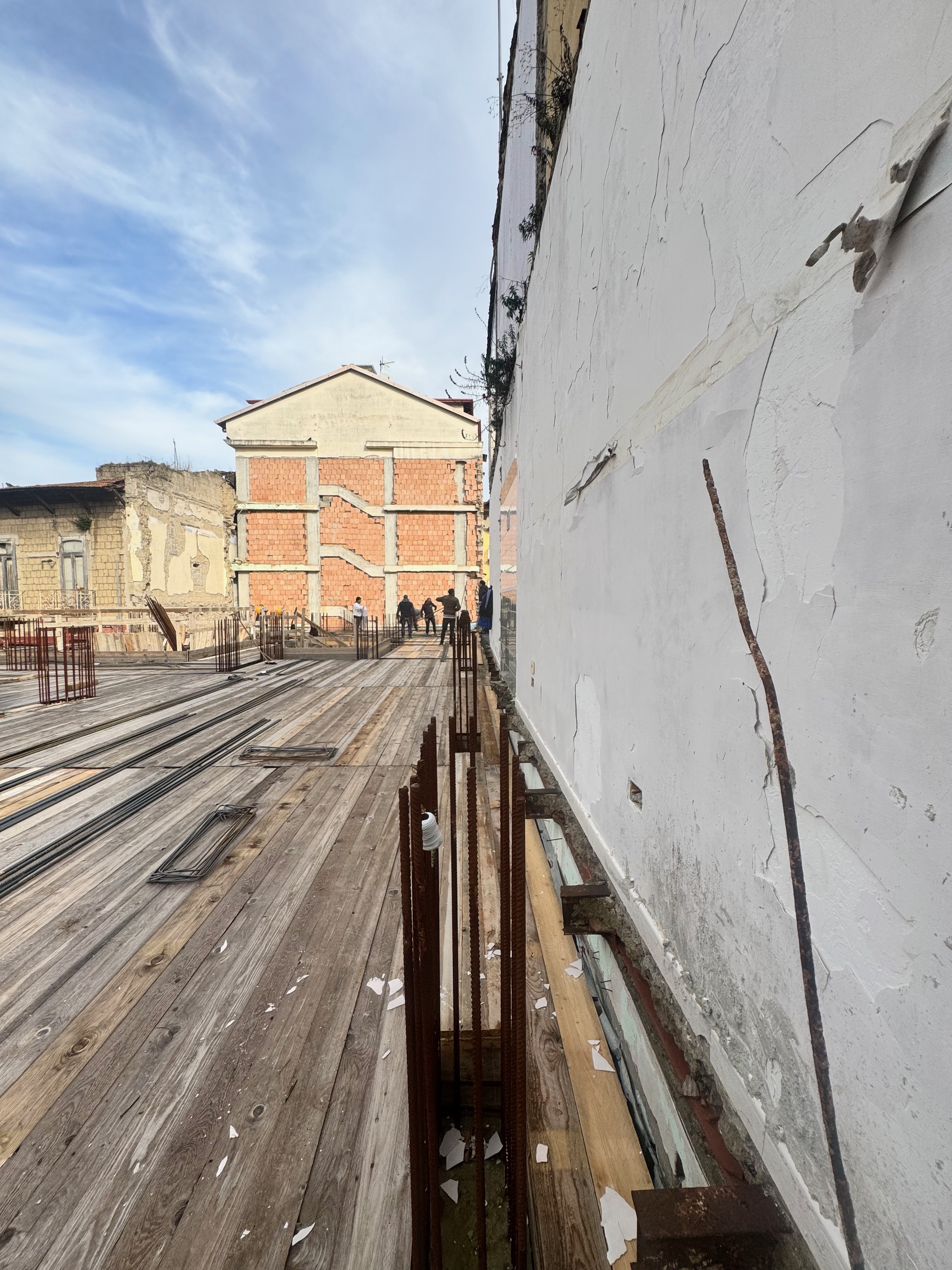 Passerella del cantiere lungo la facciata dell'edificio