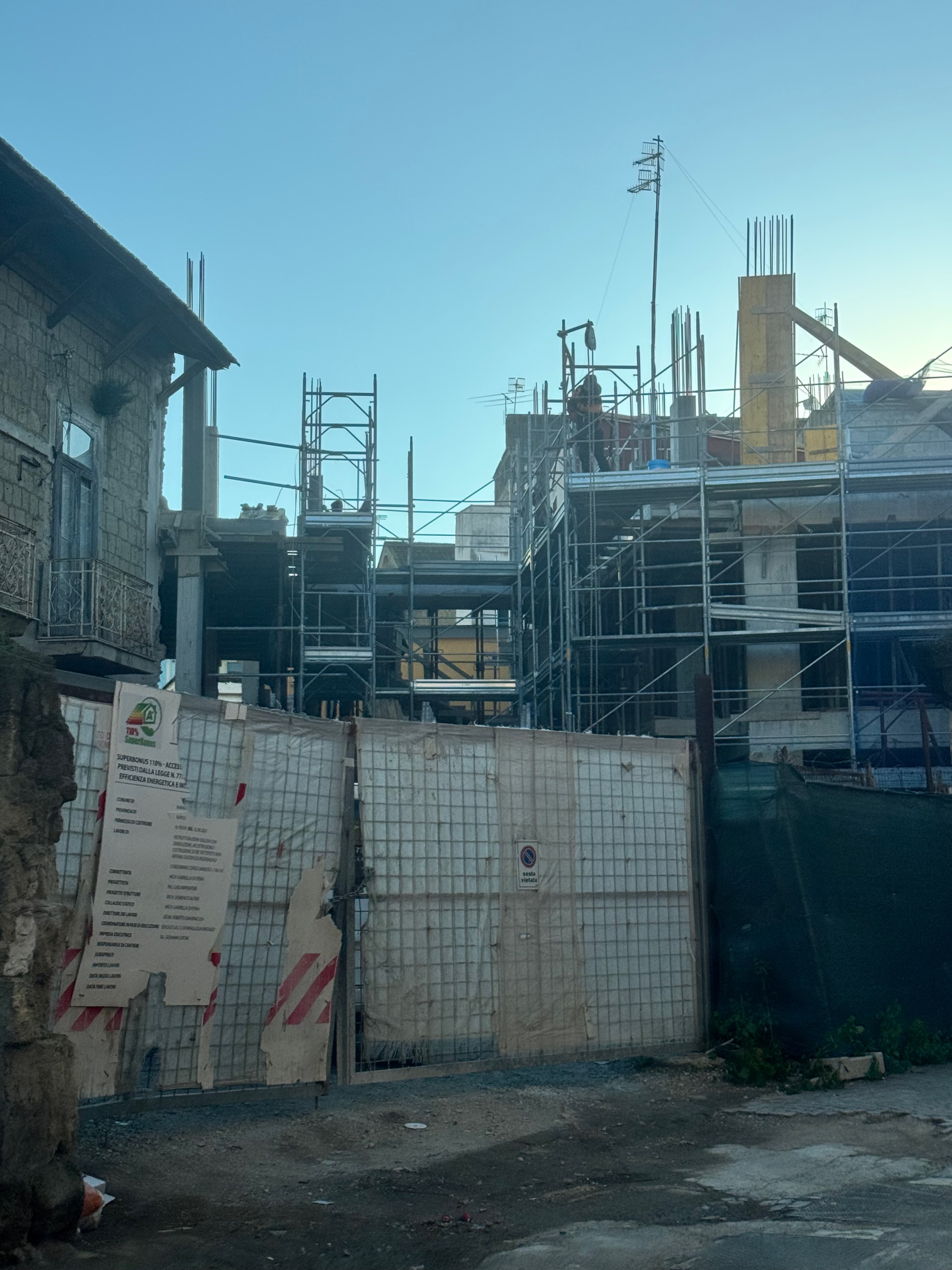 Ingresso del cantiere recintato