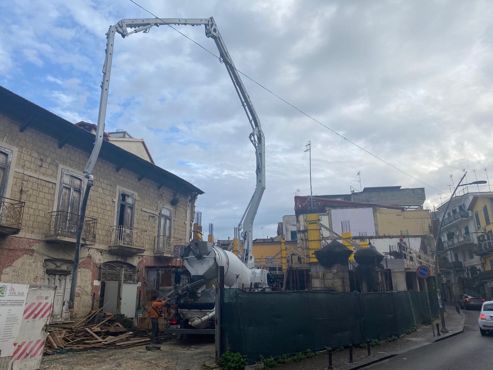 Pompa per calcestruzzo al lavoro, vista dal basso
